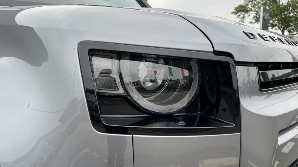 Land Rover Defender 3.0 D250 X-Dynamic SE 110 5dr Auto Diesel Estate - Image 17