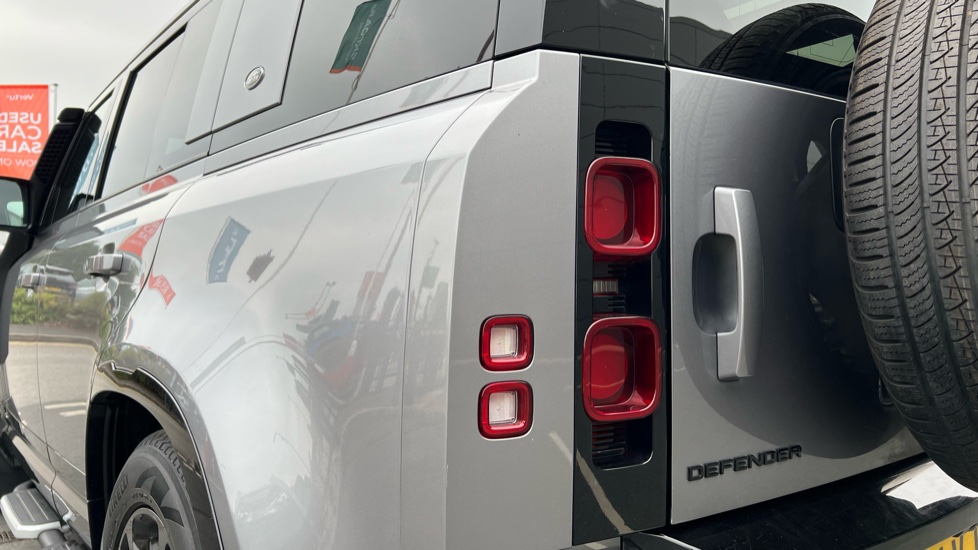 Land Rover Defender 3.0 D250 X-Dynamic SE 110 5dr Auto Diesel Estate - Image 19