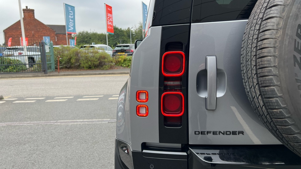 Land Rover Defender 3.0 D250 X-Dynamic SE 110 5dr Auto Diesel Estate - Image 30