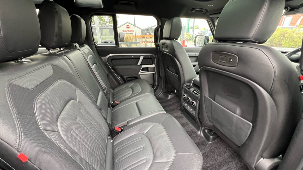 Land Rover Defender 3.0 D250 X-Dynamic SE 110 5dr Auto Diesel Estate - Image 32