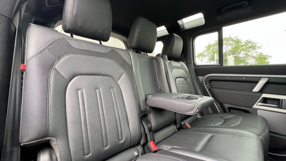 Land Rover Defender 3.0 D250 X-Dynamic SE 110 5dr Auto Diesel Estate - Image 33