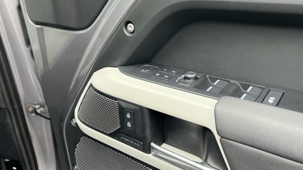 Land Rover Defender 3.0 D250 X-Dynamic SE 110 5dr Auto Diesel Estate - Image 35