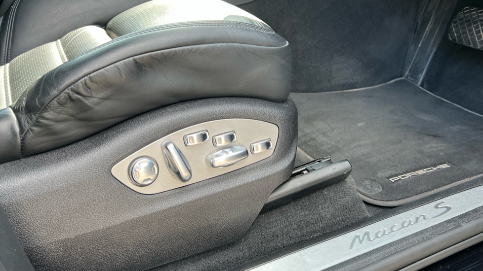 Porsche Macan S 5dr PDK Petrol Estate - Image 37