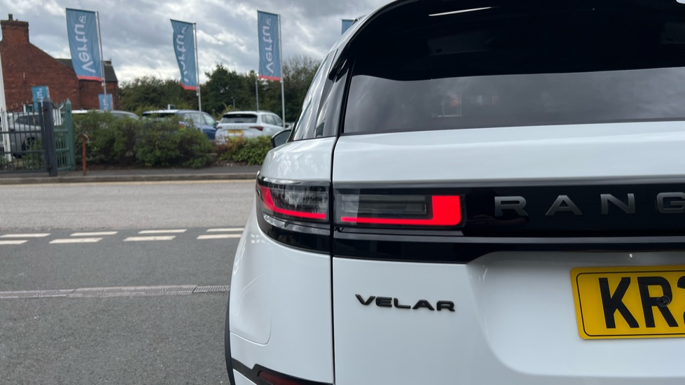 Land Rover Range Rover Velar 2.0 D200 MHEV Dynamic SE 5dr Auto Diesel Estate - Image 30