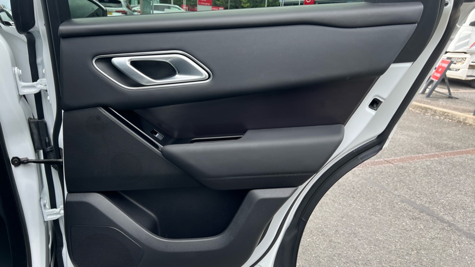 Land Rover Range Rover Velar 2.0 D200 MHEV Dynamic SE 5dr Auto Diesel Estate - Image 31