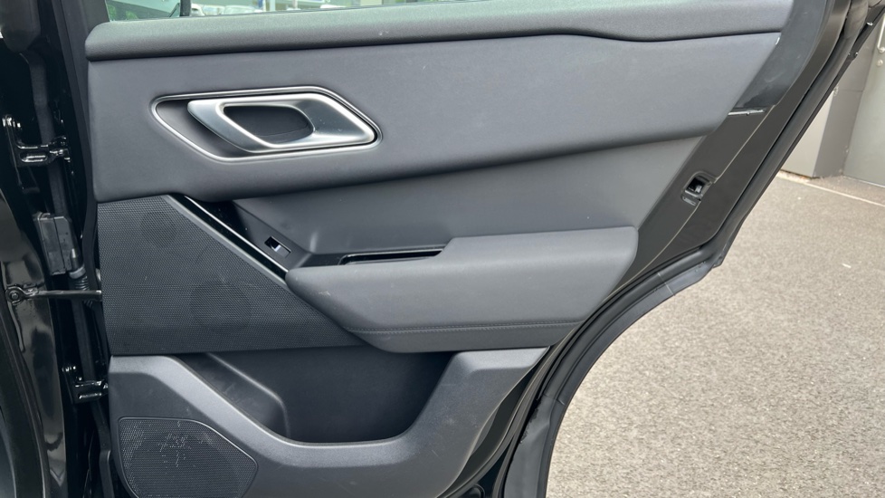 Land Rover Range Rover Velar 2.0 D200 MHEV Dynamic SE 5dr Auto Diesel Estate - Image 31