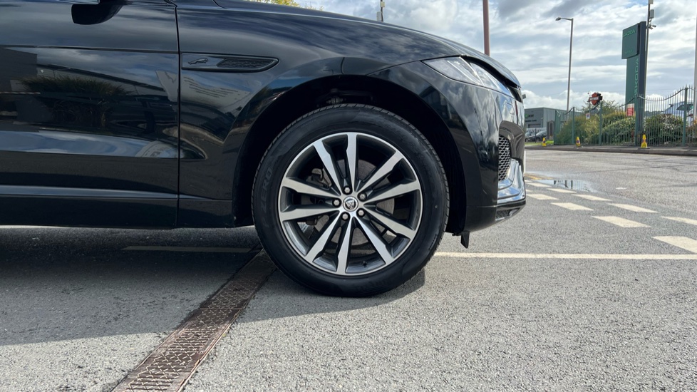 Jaguar F-Pace 2.0 D200 R-Dynamic SE Black 5dr Auto AWD Diesel Estate - Image 8