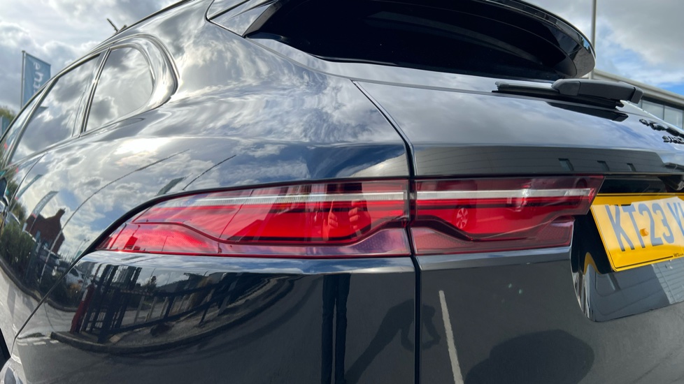 Jaguar F-Pace 2.0 D200 R-Dynamic SE Black 5dr Auto AWD Diesel Estate - Image 19