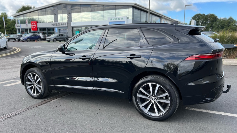Jaguar F-Pace 2.0 D200 R-Dynamic SE Black 5dr Auto AWD Diesel Estate - Image 21