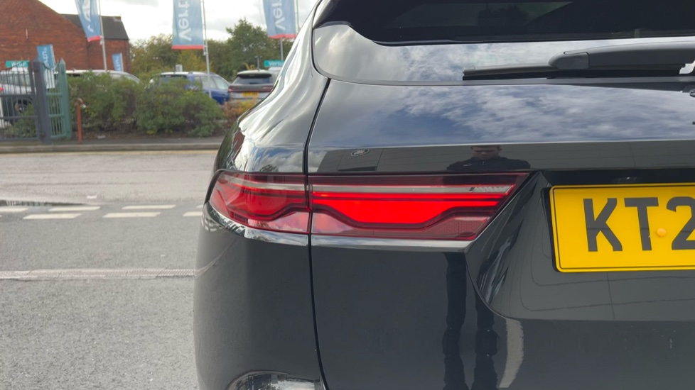 Jaguar F-Pace 2.0 D200 R-Dynamic SE Black 5dr Auto AWD Diesel Estate - Image 30