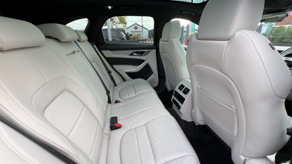 Jaguar F-Pace 2.0 D200 R-Dynamic SE Black 5dr Auto AWD Diesel Estate - Image 32