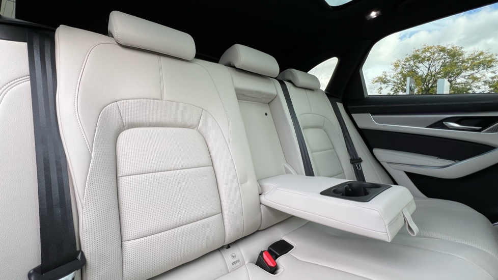 Jaguar F-Pace 2.0 D200 R-Dynamic SE Black 5dr Auto AWD Diesel Estate - Image 33
