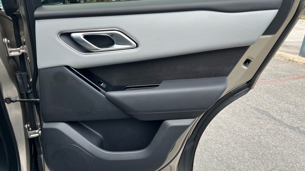 Land Rover Range Rover Velar 2.0 D200 MHEV Autobiography 5dr Auto [Revised] Diesel Estate - Image 31