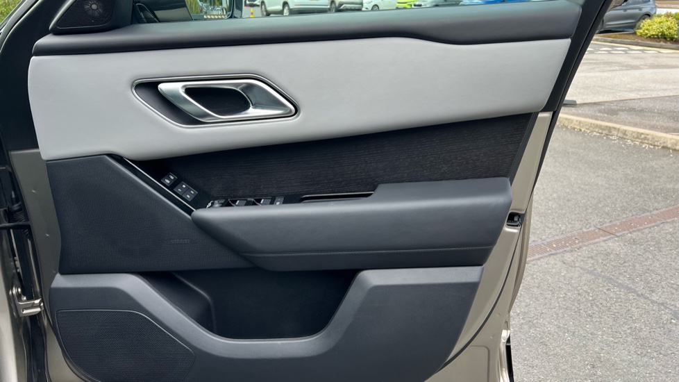 Land Rover Range Rover Velar 2.0 D200 MHEV Autobiography 5dr Auto [Revised] Diesel Estate - Image 34