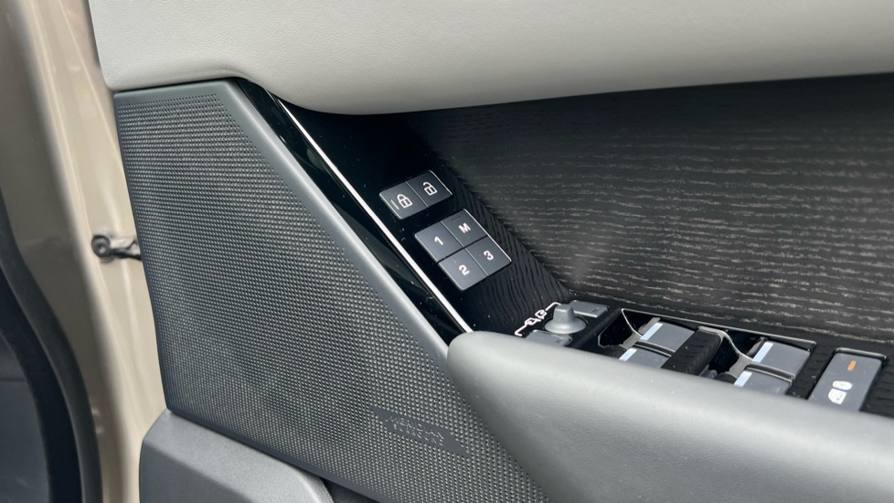 Land Rover Range Rover Velar 2.0 D200 MHEV Autobiography 5dr Auto [Revised] Diesel Estate - Image 35