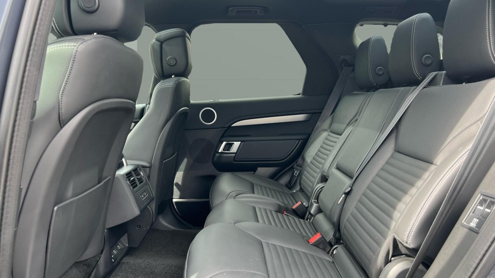 Land Rover Discovery 3.0 D350 Dynamic HSE 5dr Auto Diesel Station Wagon - Image 4