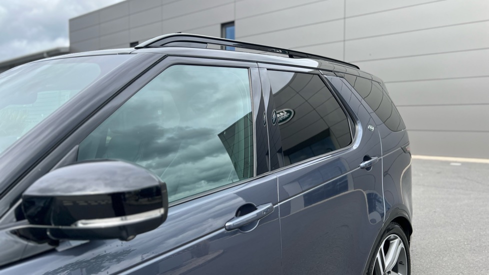 Land Rover Discovery 3.0 D350 Dynamic HSE 5dr Auto Diesel Station Wagon - Image 22