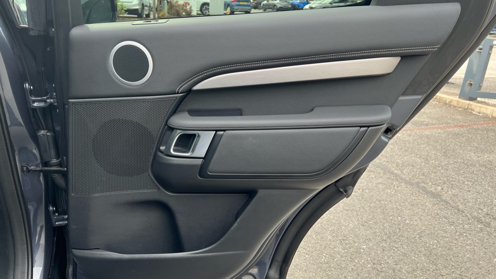Land Rover Discovery 3.0 D350 Dynamic HSE 5dr Auto Diesel Station Wagon - Image 32