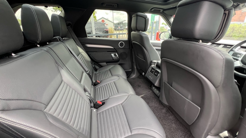 Land Rover Discovery 3.0 D350 Dynamic HSE 5dr Auto Diesel Station Wagon - Image 33