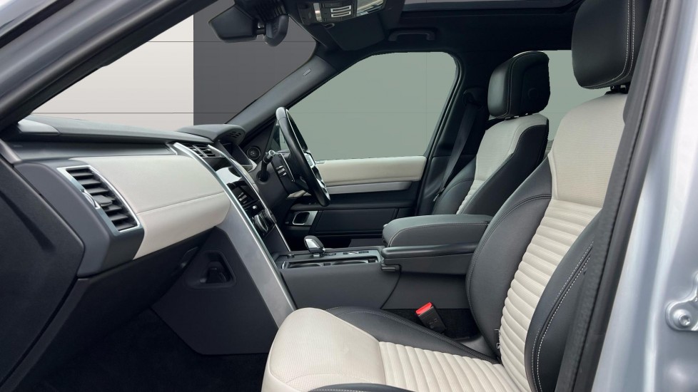 Land Rover Discovery 3.0 D300 R-Dynamic SE 5dr Auto Diesel Station Wagon - Image 3