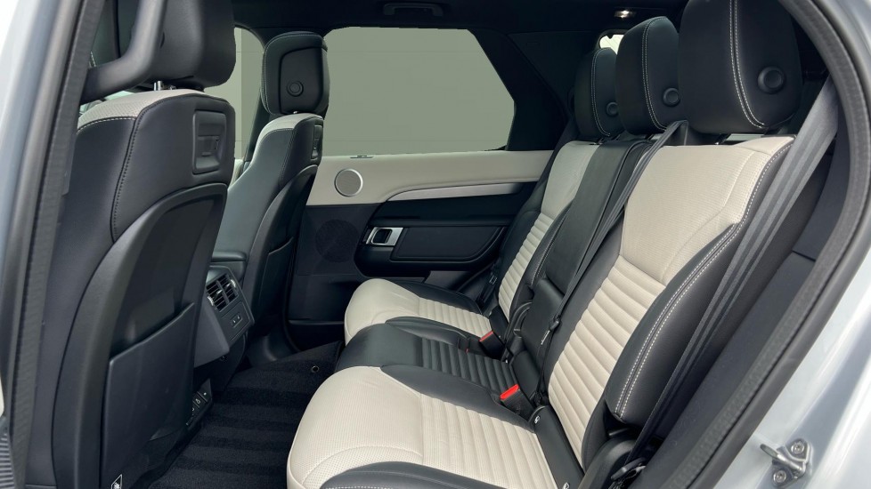 Land Rover Discovery 3.0 D300 R-Dynamic SE 5dr Auto Diesel Station Wagon - Image 4