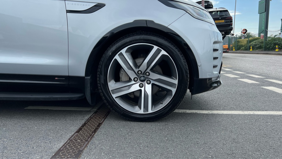 Land Rover Discovery 3.0 D300 R-Dynamic SE 5dr Auto Diesel Station Wagon - Image 8