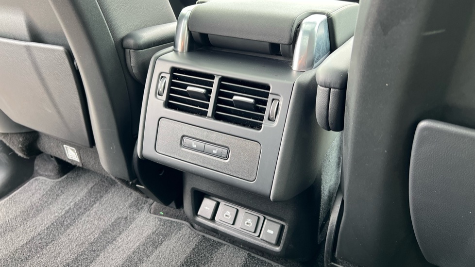 Land Rover Discovery 3.0 D300 R-Dynamic SE 5dr Auto Diesel Station Wagon - Image 18