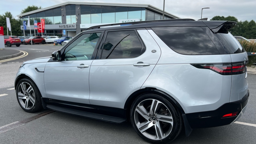 Land Rover Discovery 3.0 D300 R-Dynamic SE 5dr Auto Diesel Station Wagon - Image 21