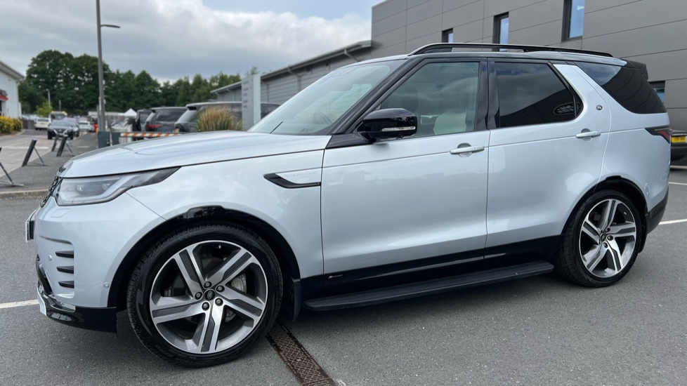Land Rover Discovery 3.0 D300 R-Dynamic SE 5dr Auto Diesel Station Wagon - Image 23