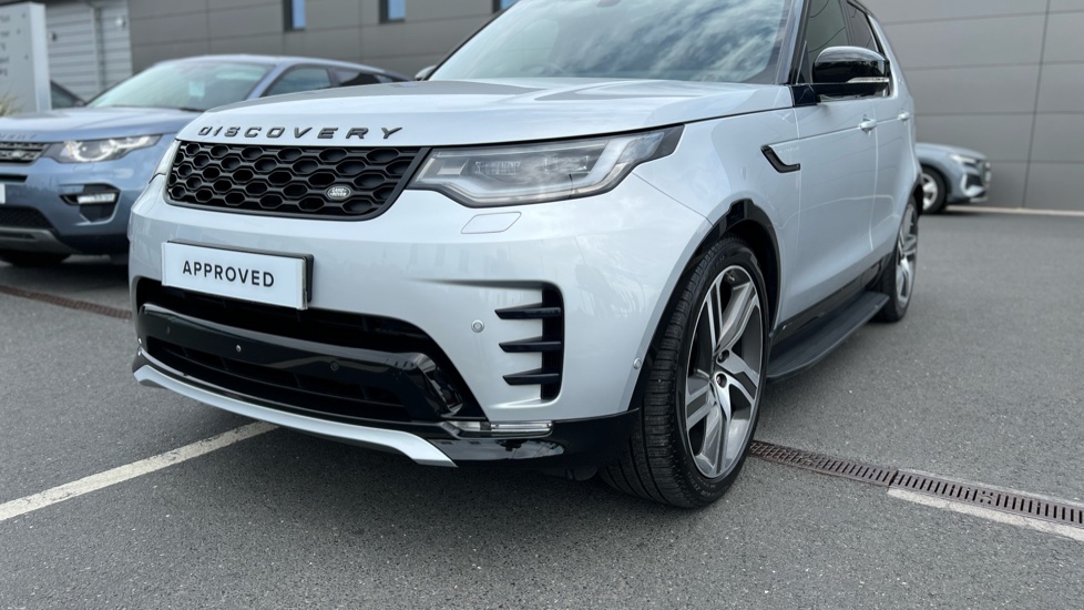 Land Rover Discovery 3.0 D300 R-Dynamic SE 5dr Auto Diesel Station Wagon - Image 24