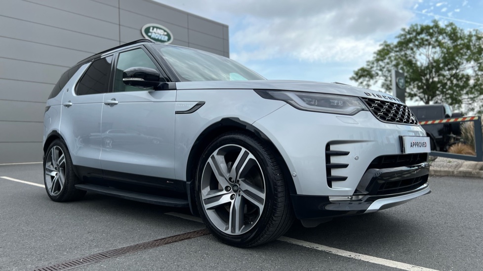 Land Rover Discovery 3.0 D300 R-Dynamic SE 5dr Auto Diesel Station Wagon - Image 25