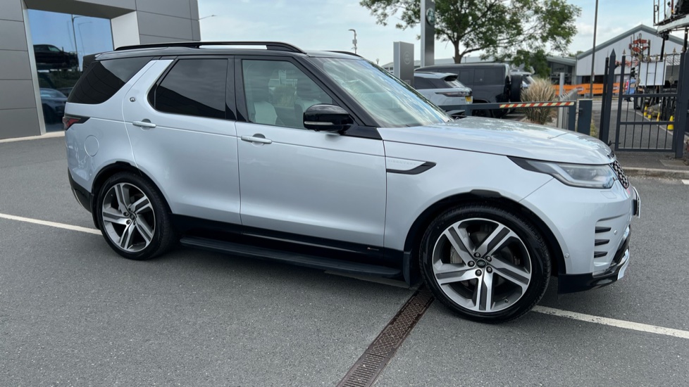 Land Rover Discovery 3.0 D300 R-Dynamic SE 5dr Auto Diesel Station Wagon - Image 26