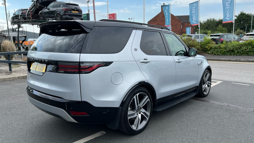Land Rover Discovery 3.0 D300 R-Dynamic SE 5dr Auto Diesel Station Wagon - Image 27