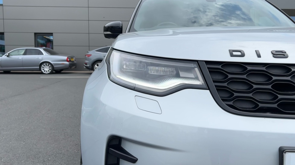 Land Rover Discovery 3.0 D300 R-Dynamic SE 5dr Auto Diesel Station Wagon - Image 29