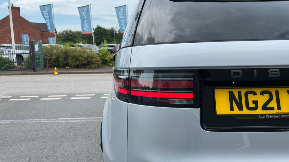 Land Rover Discovery 3.0 D300 R-Dynamic SE 5dr Auto Diesel Station Wagon - Image 30