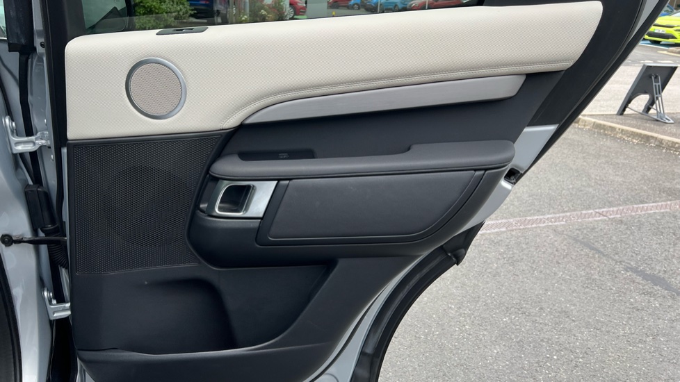 Land Rover Discovery 3.0 D300 R-Dynamic SE 5dr Auto Diesel Station Wagon - Image 31