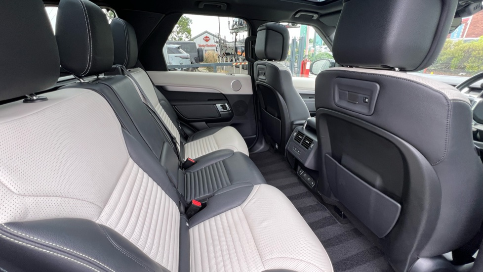 Land Rover Discovery 3.0 D300 R-Dynamic SE 5dr Auto Diesel Station Wagon - Image 32