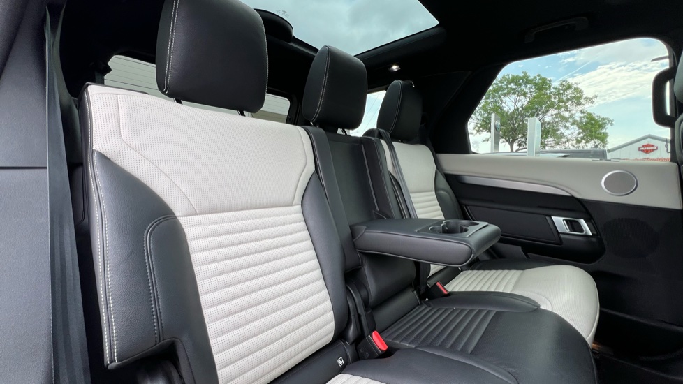 Land Rover Discovery 3.0 D300 R-Dynamic SE 5dr Auto Diesel Station Wagon - Image 33