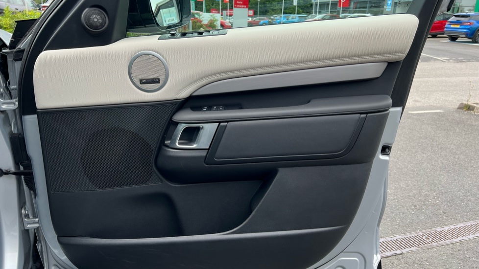 Land Rover Discovery 3.0 D300 R-Dynamic SE 5dr Auto Diesel Station Wagon - Image 34