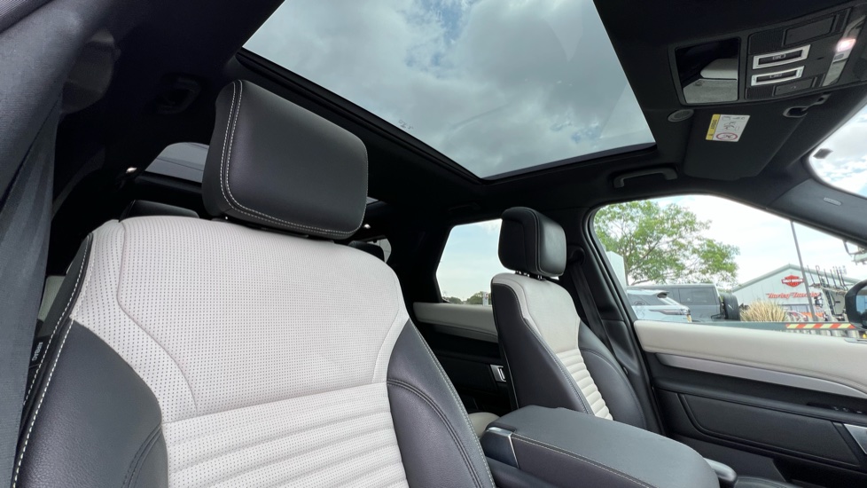 Land Rover Discovery 3.0 D300 R-Dynamic SE 5dr Auto Diesel Station Wagon - Image 37