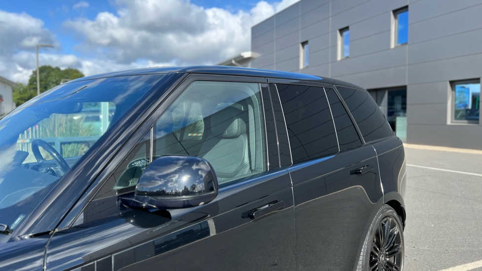 Land Rover Range Rover 3.0 D300 SE 4dr Auto Diesel Estate - Image 22