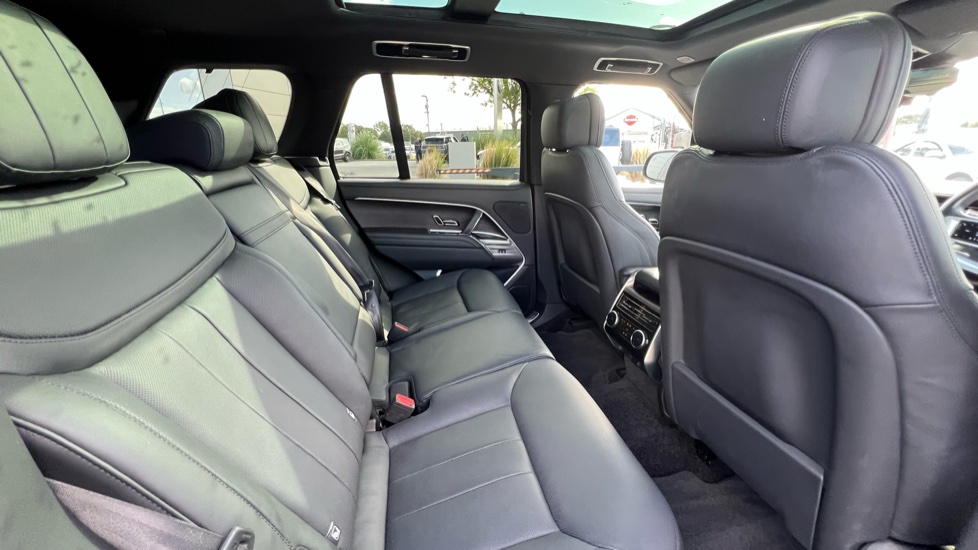 Land Rover Range Rover 3.0 D300 SE 4dr Auto Diesel Estate - Image 32