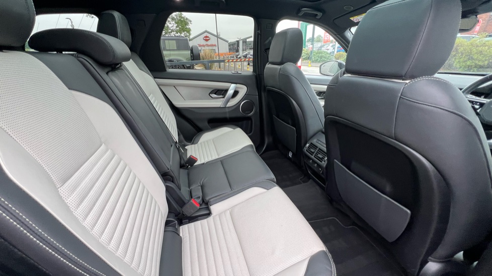 Land Rover Discovery Sport 2.0 P250 Dynamic HSE 5dr Auto [7 Seat] Petrol Station Wagon - Image 32