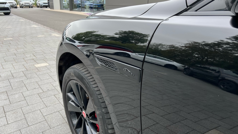 Jaguar F-Pace 2.0 D200 R-Dynamic Black 5dr Auto AWD Diesel Estate - Image 20