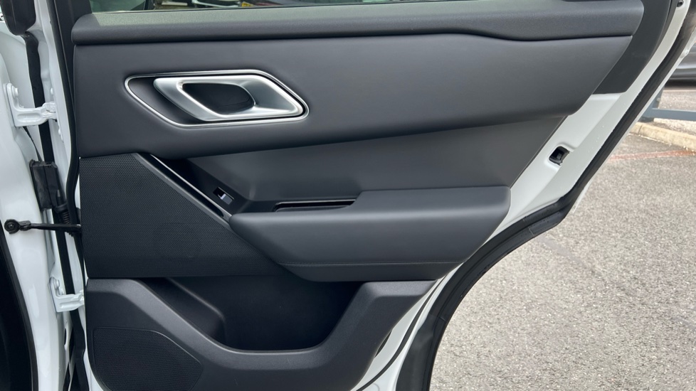Land Rover Range Rover Velar 2.0 D200 MHEV Dynamic HSE 5dr Auto Diesel Estate - Image 31