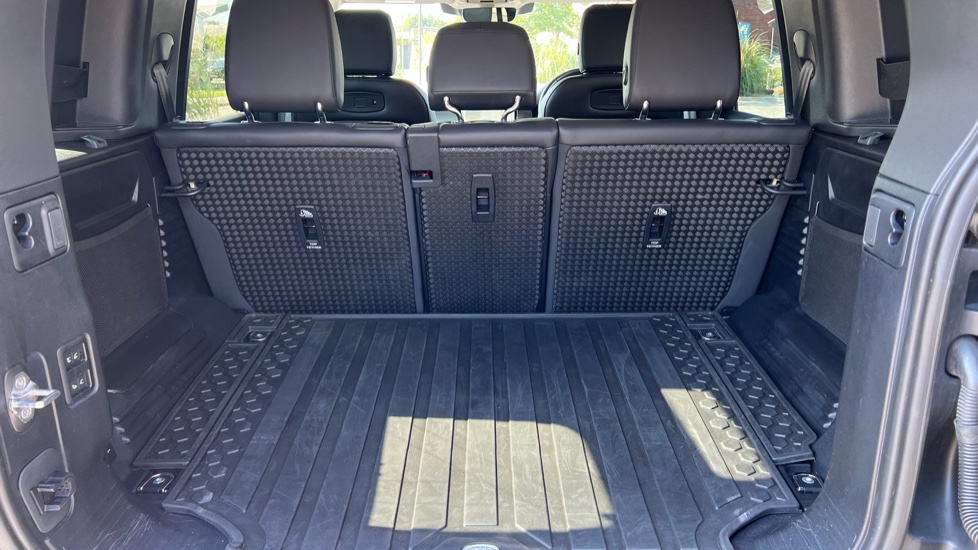 Land Rover Defender 3.0 D250 SE 110 5dr Auto Diesel Estate - Image 10