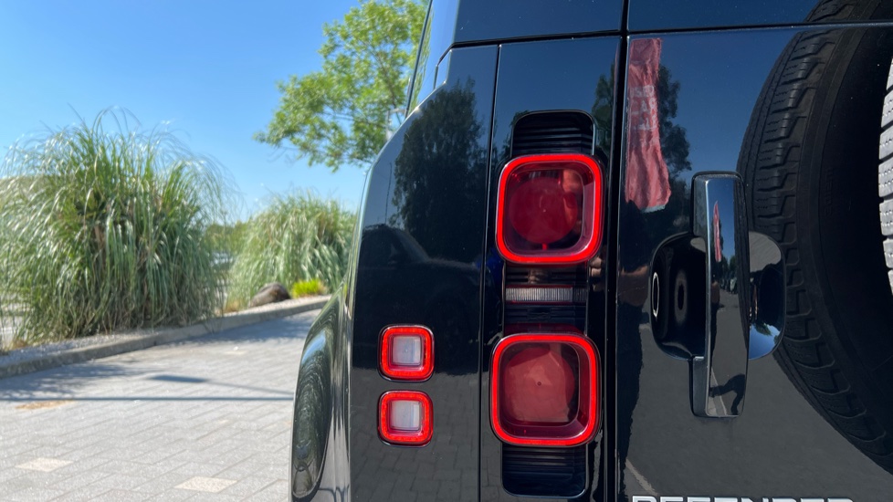 Land Rover Defender 3.0 D250 SE 110 5dr Auto Diesel Estate - Image 31