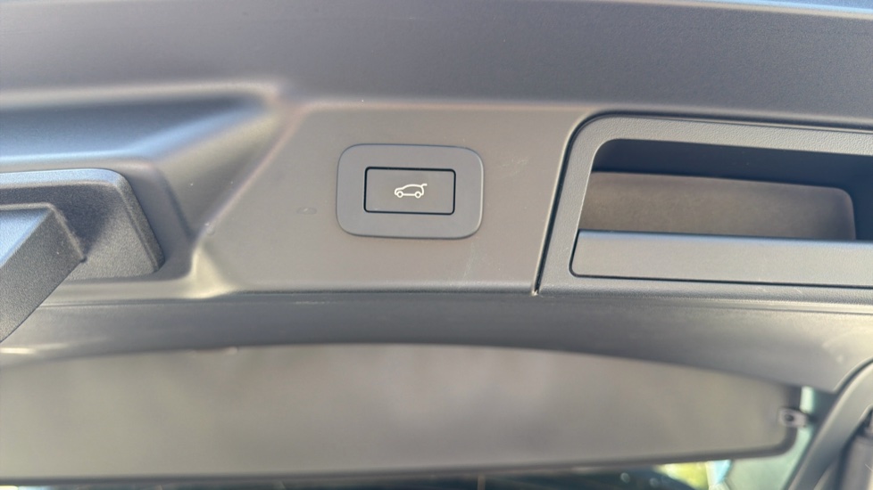 Land Rover Range Rover Velar 2.0 P250 Dynamic HSE 5dr Auto Petrol Estate - Image 40