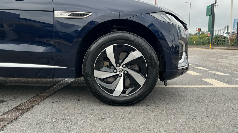 Jaguar F-Pace 2.0 P400e R-Dynamic S 5dr Auto AWD Estate - Image 8