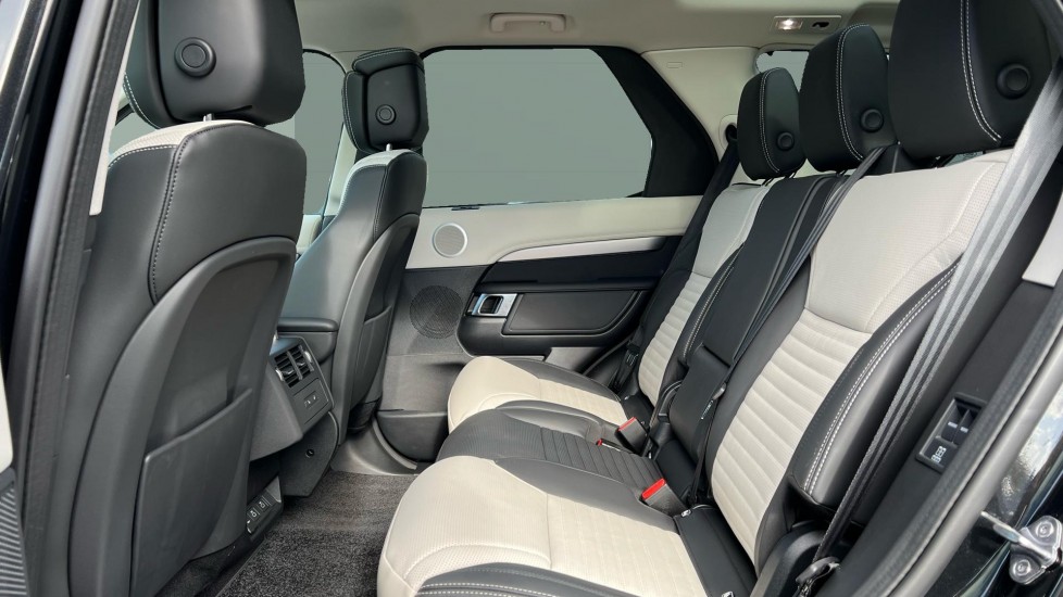 Land Rover Discovery 3.0 D350 Dynamic HSE 5dr Auto Diesel Station Wagon - Image 4